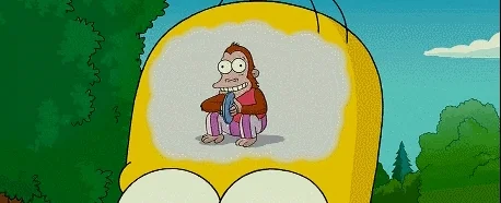 Animación de escena de Los Simpsons en que Homero tiene un mono chocando platillos en su cabeza.
